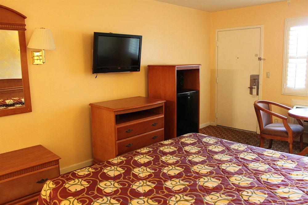 Orange Tustin Inn In אורנג' מראה חיצוני תמונה