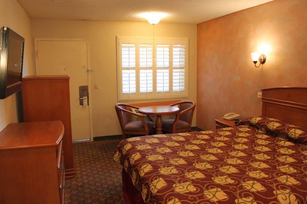 Orange Tustin Inn In אורנג' מראה חיצוני תמונה