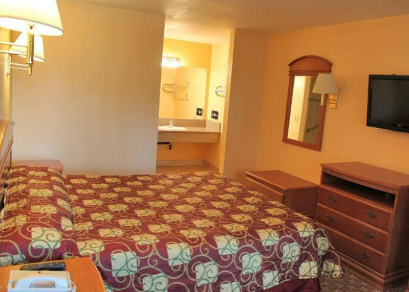 Orange Tustin Inn In אורנג' מראה חיצוני תמונה