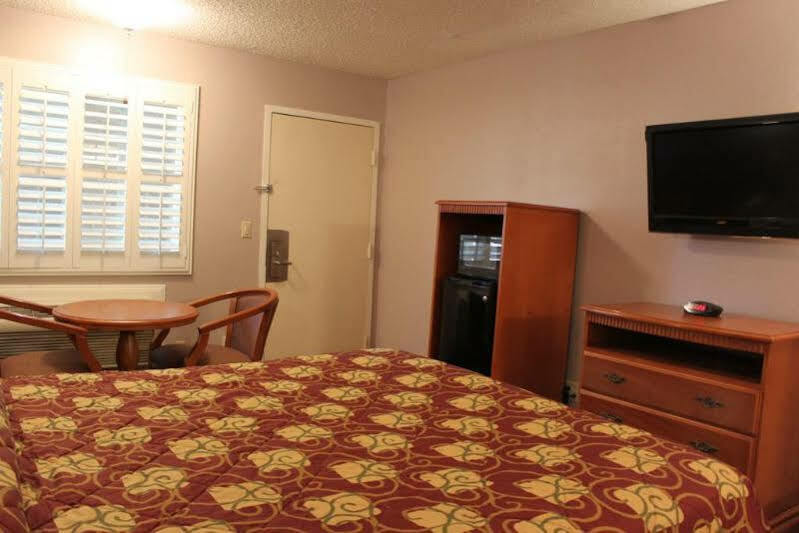 Orange Tustin Inn In אורנג' מראה חיצוני תמונה