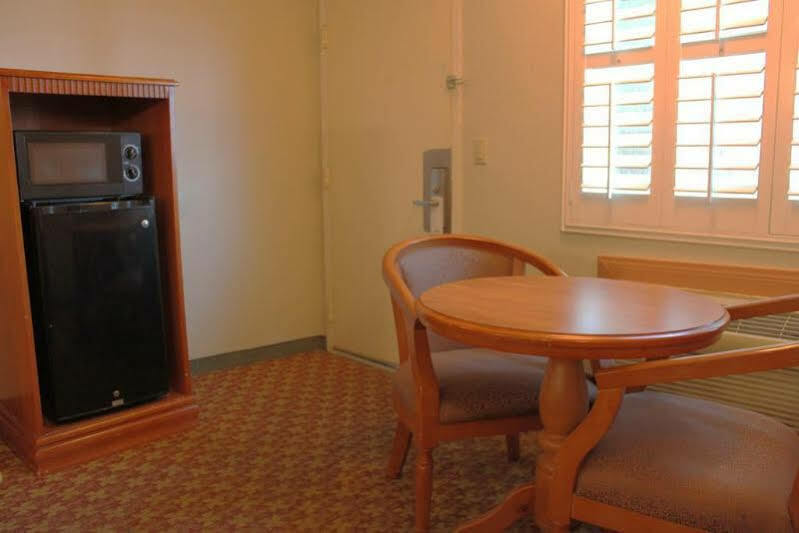 Orange Tustin Inn In אורנג' מראה חיצוני תמונה