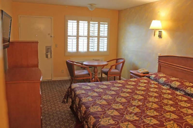 Orange Tustin Inn In אורנג' מראה חיצוני תמונה